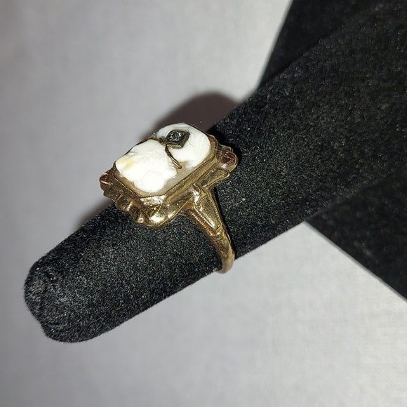 Vintage Hand Carved Cameo Ladies Ring With Diamond - Picture 3 of 10